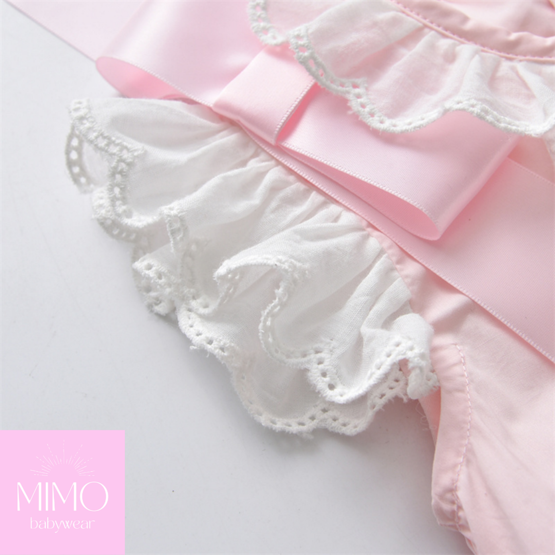 Pelele rosa con capota (bordado inglés). - 3